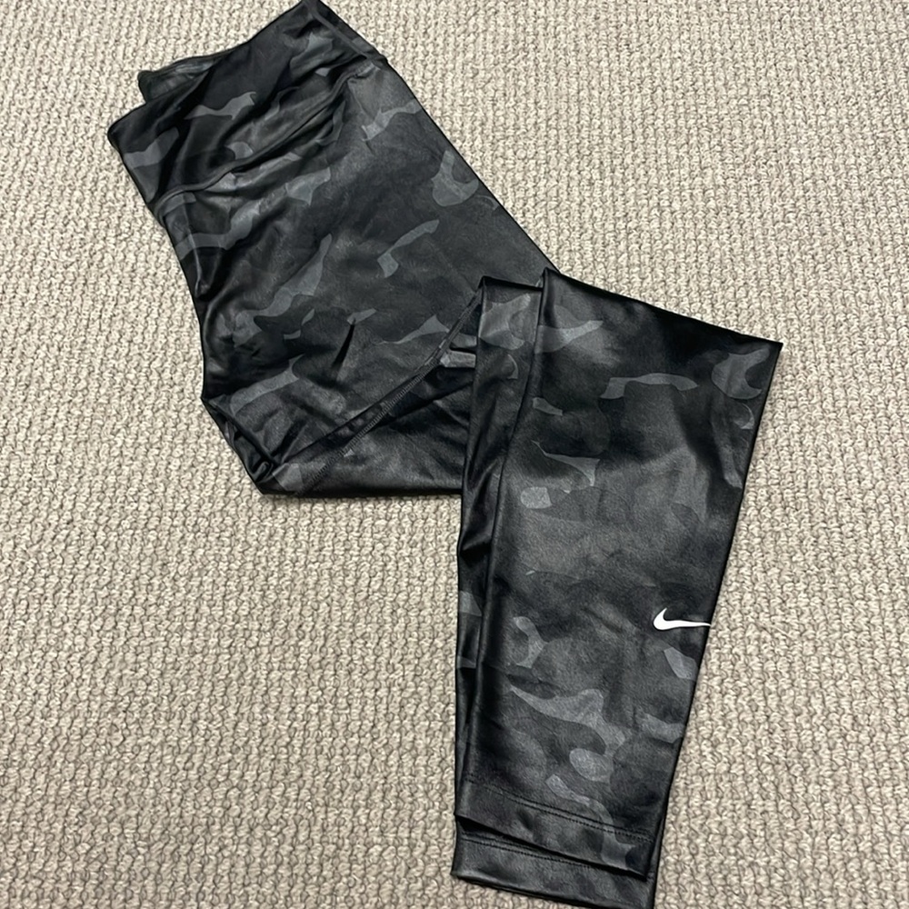Nike Women's Dri-Fit One Mid Rise Camo Leggings, Size Large - Picture 9 of 12